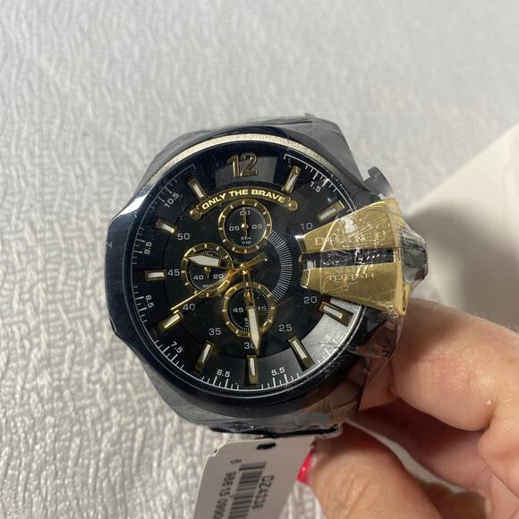 Diesel Mega Chief 26mm Stainless Steel Black Gold Men's Watch analog NWT - Picture 3 of 5